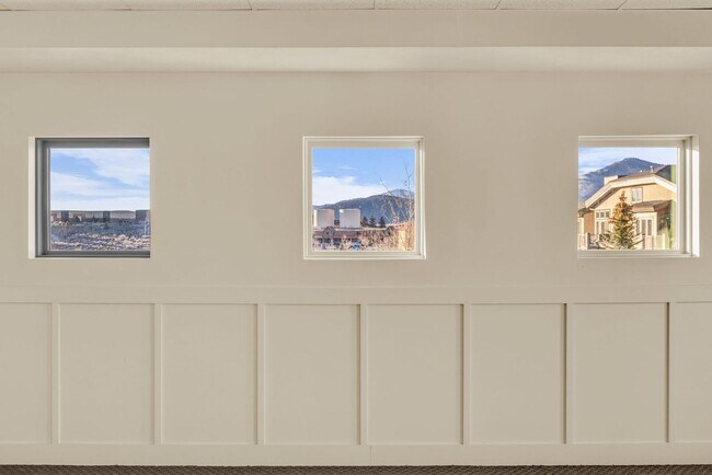 Building Photo - Top Floor Crestview Condo