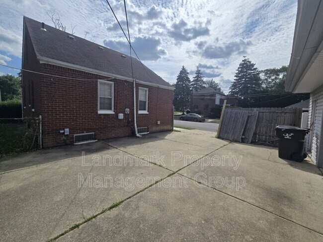 Building Photo - 15401 Eastwood St