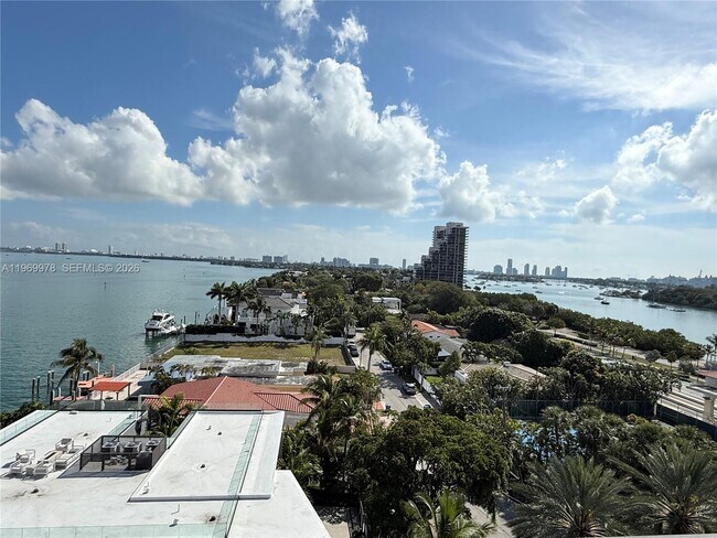 Building Photo - 801 N Venetian Dr