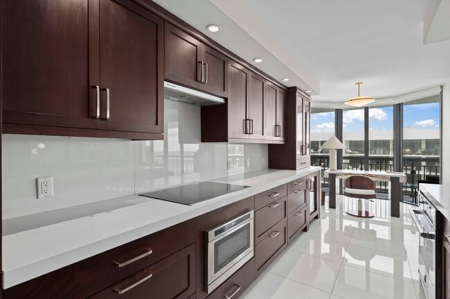 Building Photo - 3140 S Ocean Blvd