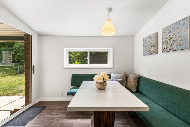 Building Photo - 571 S Taft St