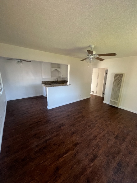 Building Photo - 370-370 W Truslow Ave