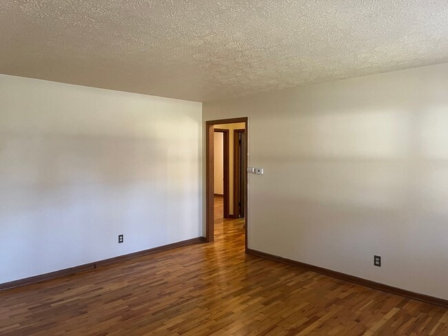 Building Photo - ADORABLE 3 BEDROOM HOUSE- FENCED BACK YARD