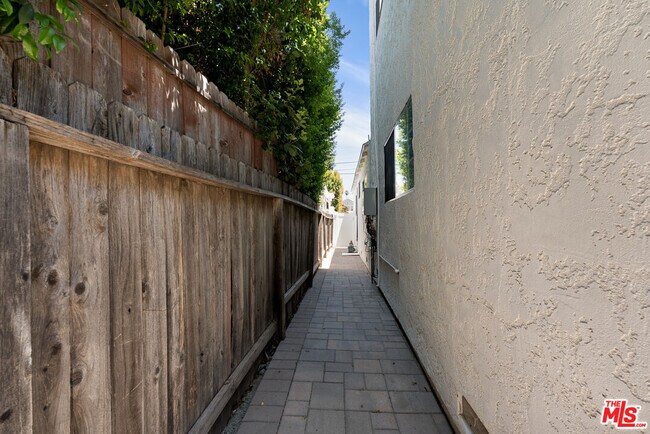 Building Photo - 5541 Fallbrook Ave