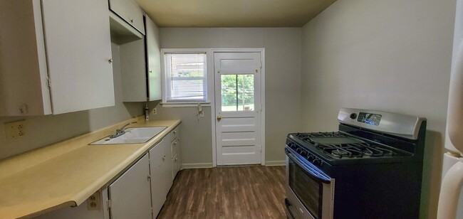 Building Photo - 2 bedroom 1 bath duplex in Shawnee