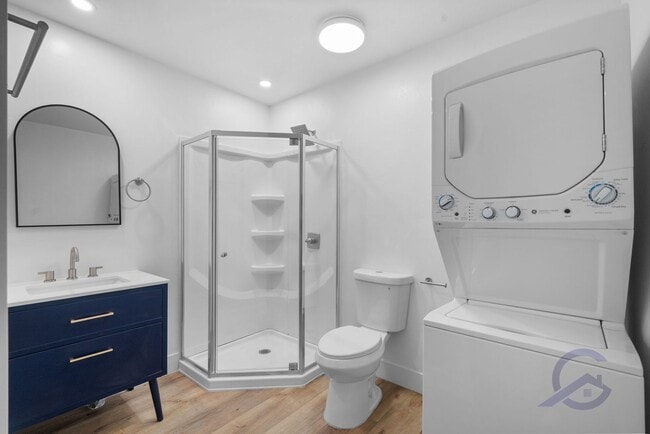 Building Photo - Completely Renovated Ocean Beach 1 Bed/1 Ba