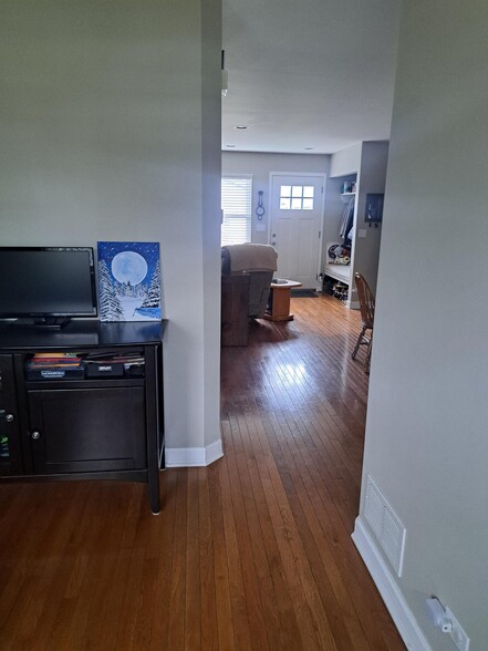 Building Photo - 1990 Middlebury Dr