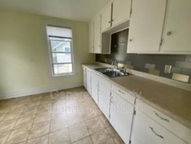Building Photo - 2 bed 1 bath upstairs duplex for rent October 1st