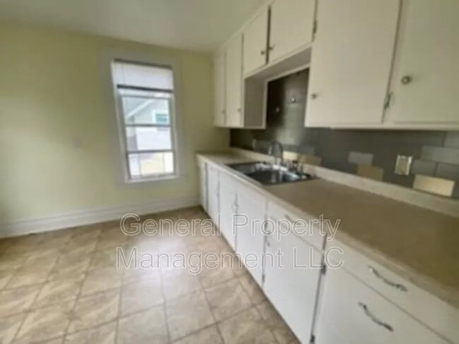 Building Photo - Charming 2 Bedroom Upper Duplex Near Downtown Eau Claire - Available August 1st!!
