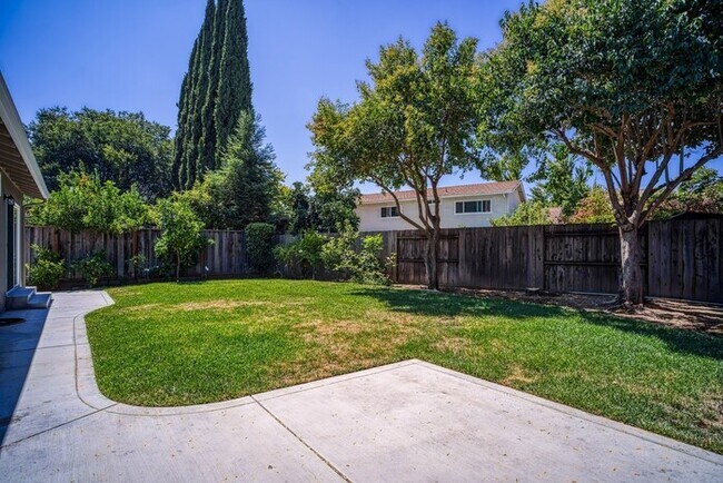 Building Photo - AVAILABLE NOW - 3Bed/2Bath Home for rent i...