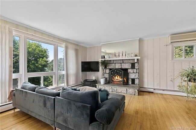 Building Photo - 2 Horseshoe Dr