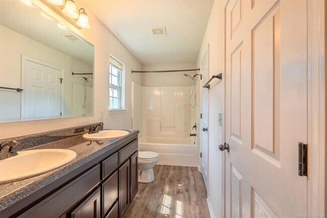 Building Photo - 2708 W Fredericksburg St