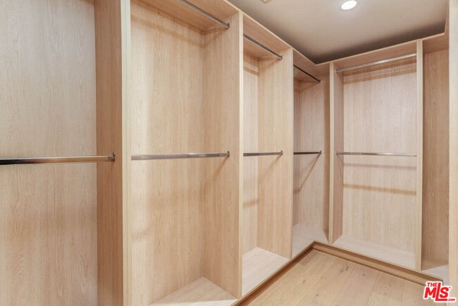 Building Photo - 1863 Barry Ave