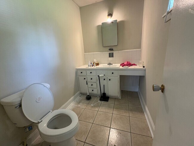 Building Photo - 3 Bed/1.5 Bath in Westland Plaza
