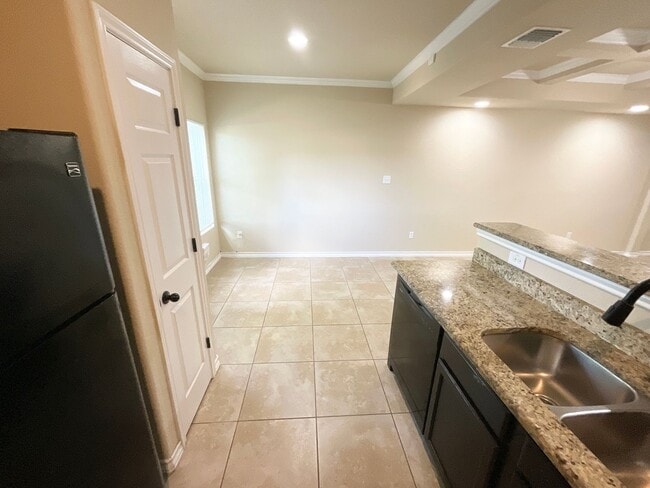 Building Photo - Luxury townhome by Retama Park!