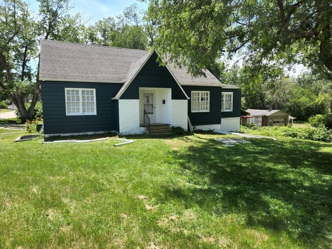 Building Photo - 1804 Southlawn Dr