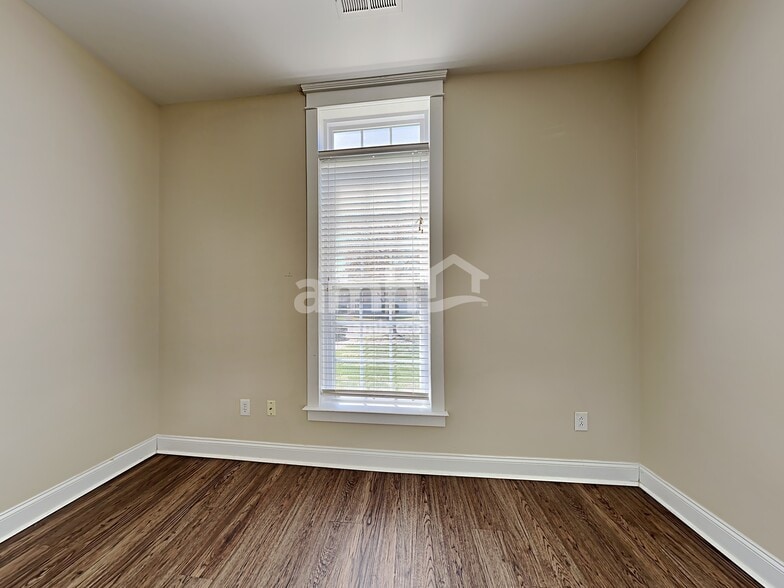 Building Photo - 13640 Swinton Rd