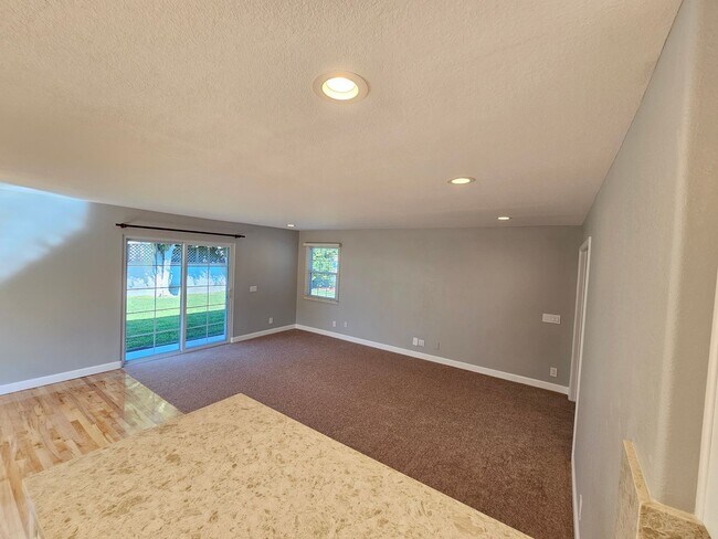 Building Photo - 4BD/2BA Available Near El Dorado Park!!