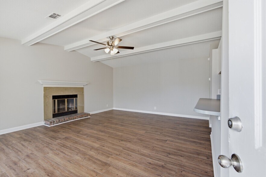 Building Photo - 944 Patio Dr