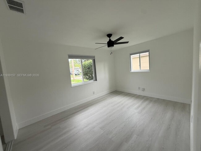 Building Photo - 5023 SW 93rd Ave