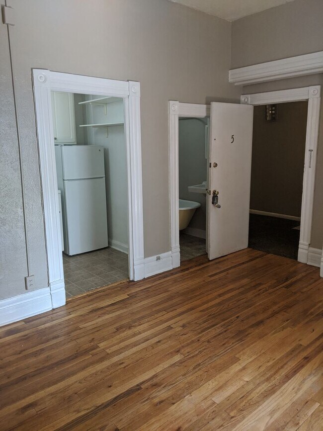 Building Photo - Charming Cap Hill 1 Bedroom w/ Claw Foot Tub
