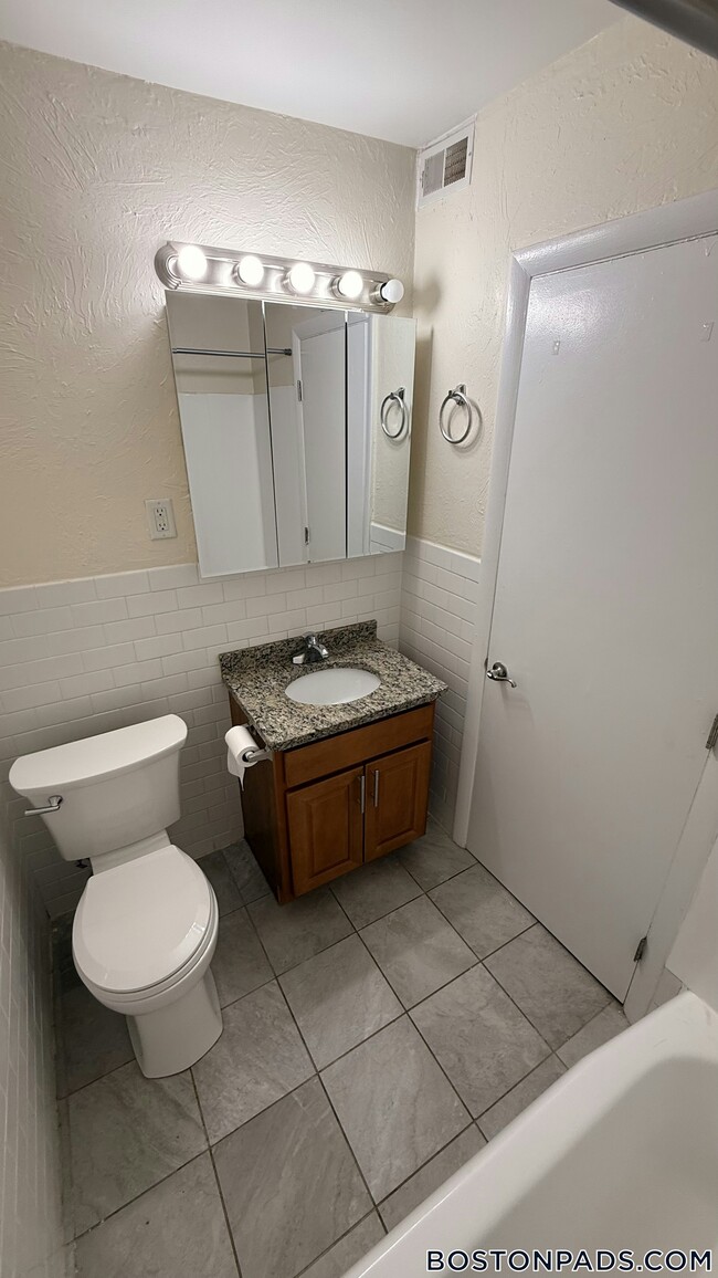 Building Photo - 12 Westgate Dr