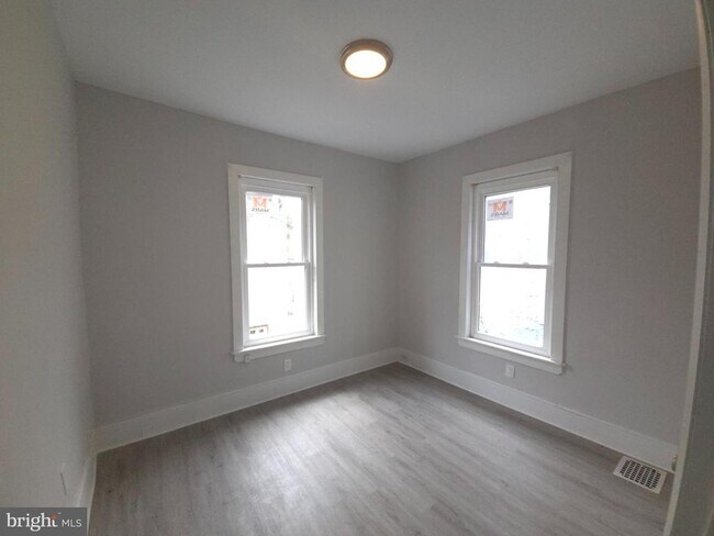 Building Photo - 54 Farson St