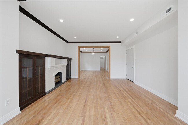 Building Photo - 3244 W 62nd Pl