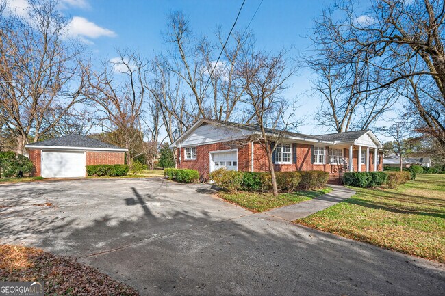 Building Photo - 741 East Ave