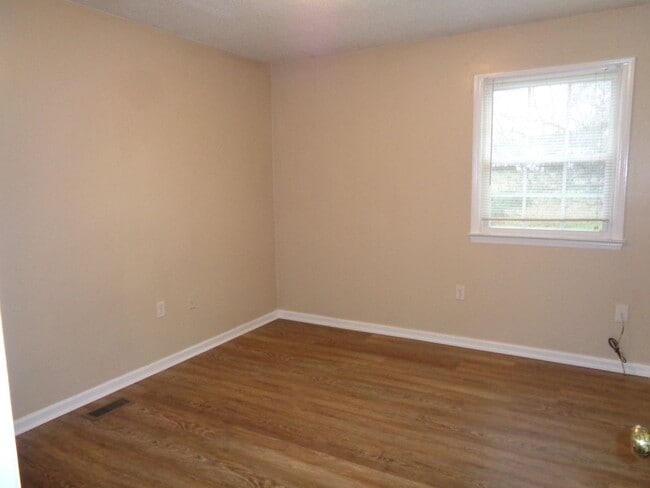 Building Photo - Cute House-Nice Yard!