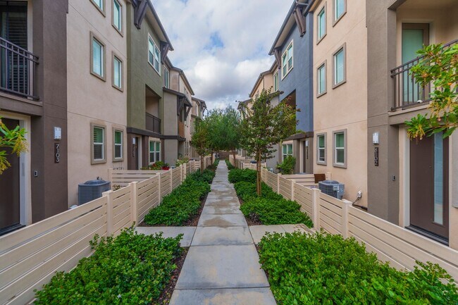 Building Photo - Newer townhome rental located in the gated One Seven Eight community!
