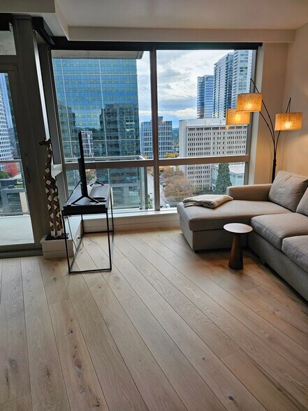 Building Photo - 10610 NE 9th Pl