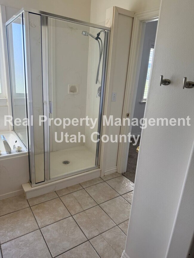 Building Photo - Large Home in Lehi!