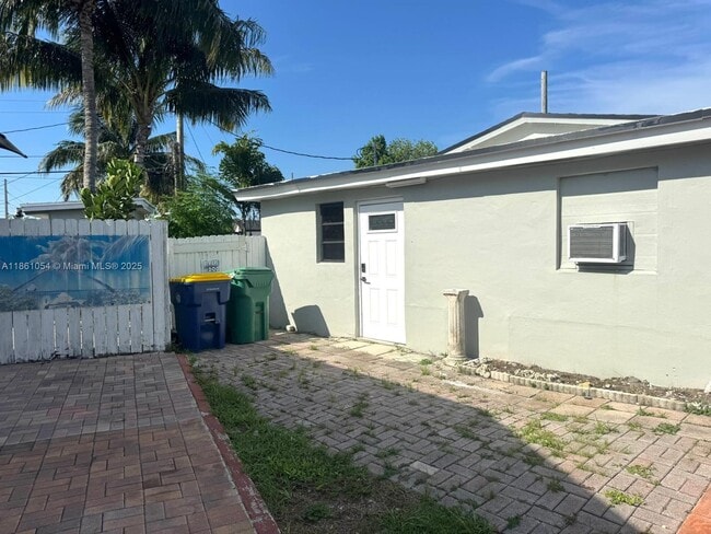 Building Photo - 4119 SW 49th St