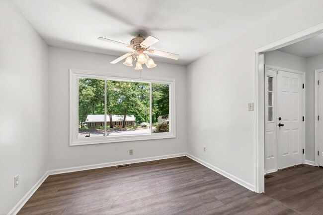 Building Photo - Charming Brick Ranch-Style Cul-de-Sac Home in Garner!