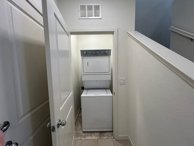 Building Photo - 3998 E Commerce Way