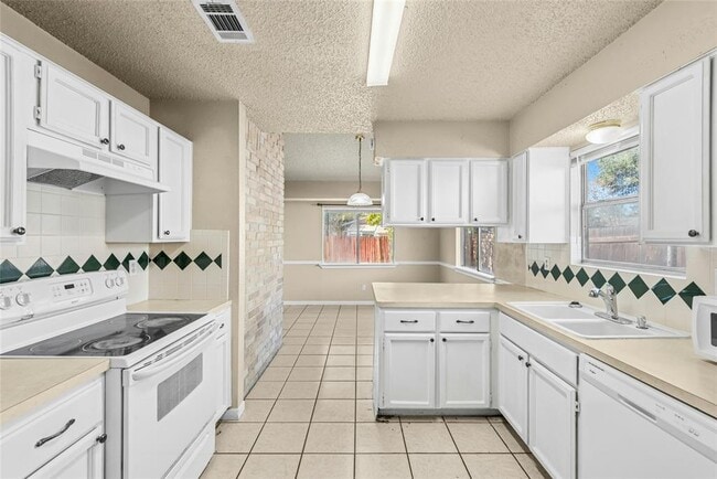 Building Photo - 609 Riverwood Dr