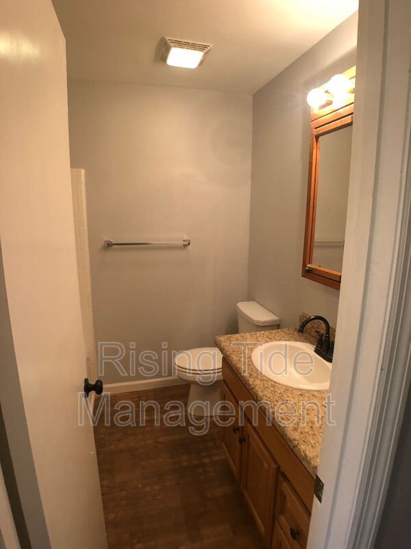 Building Photo - 2100 Merry Dr NE