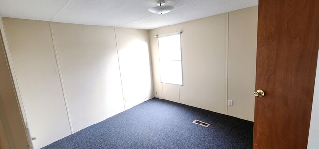 Building Photo - Available now, three bed two full bath sin...