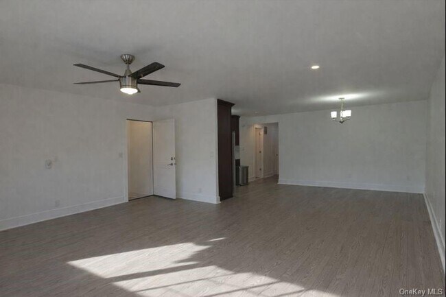 Building Photo - 74-11 85th Dr