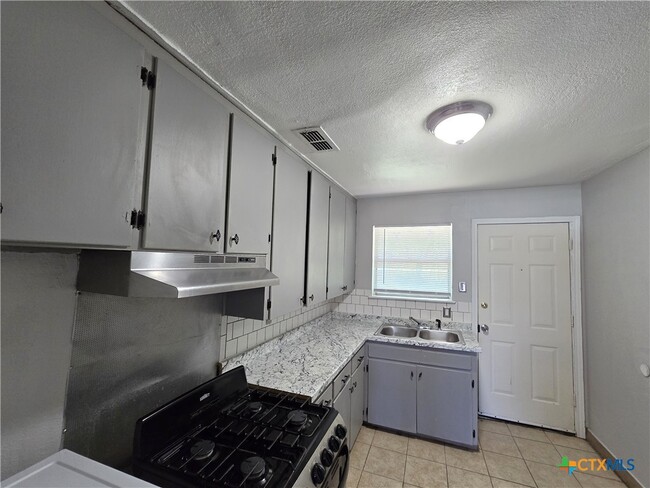 Building Photo - 212 E Valley Rd