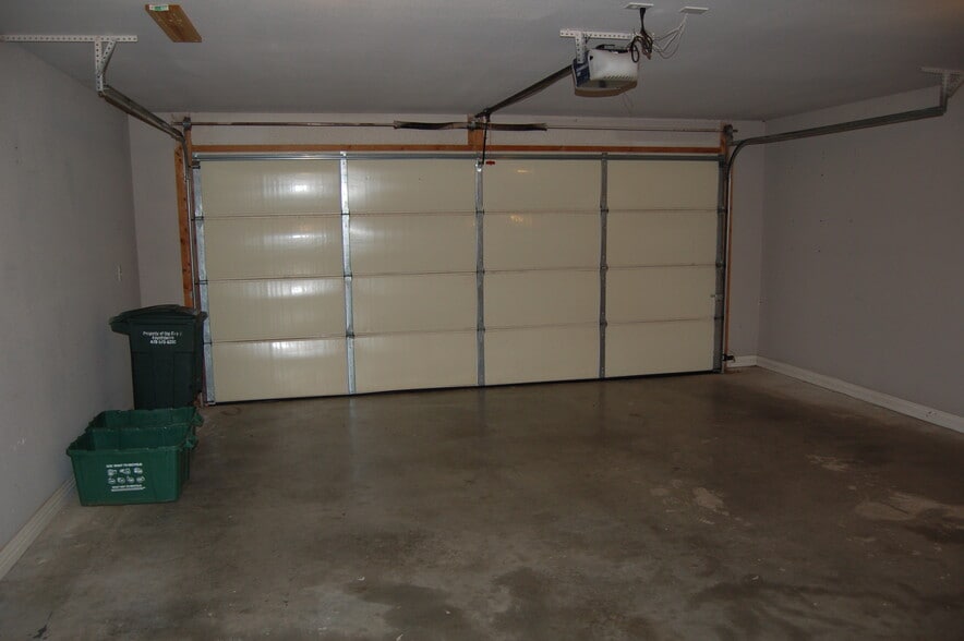 Double garage - 6188 W Milliken Bnd