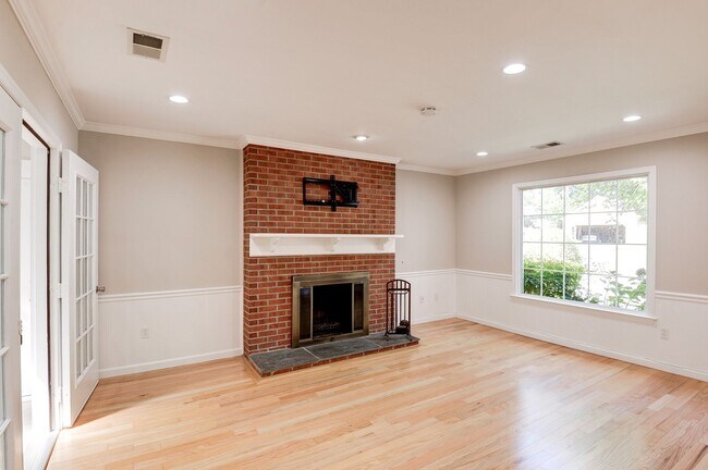 Building Photo - 3 Bedroom 2.5 Bath SFH in Fairfax for Rent!