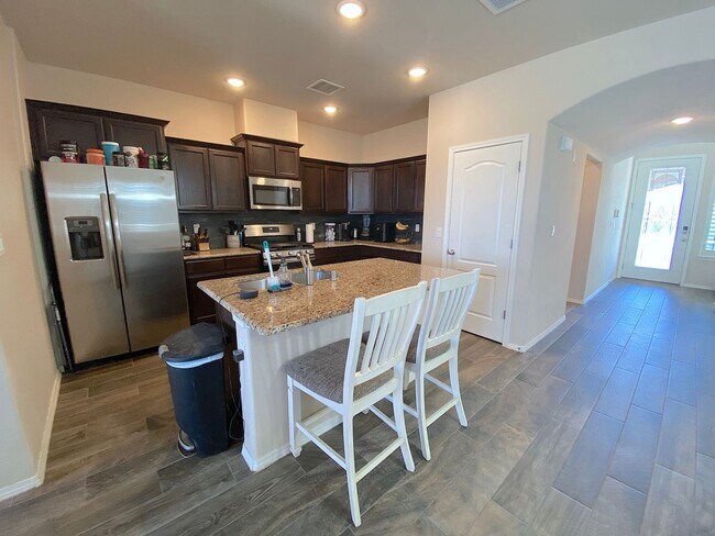 Building Photo - Gorgeous 4bed/3.5bath with 2 Master Bedrooms!