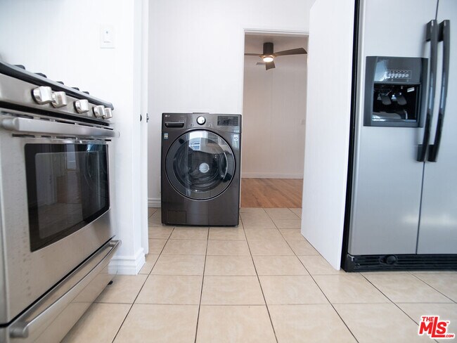 Building Photo - 6413 White Oak Ave