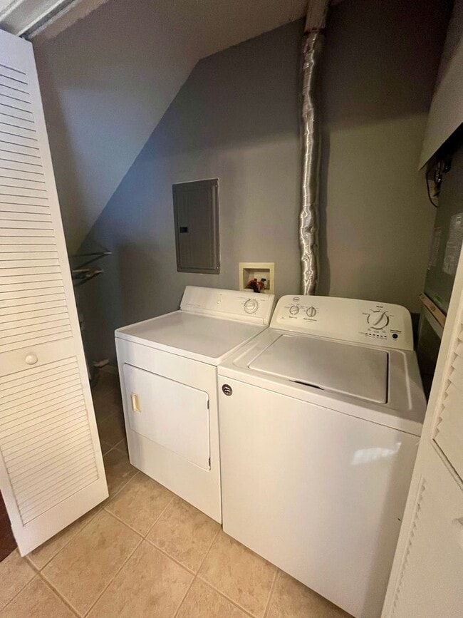 Building Photo - 2 Bedroom 1.5 Bath Townhouse