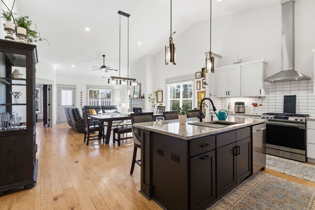 Building Photo - Modern & Fully-Furnished 3-Bedroom Home in Arden with Utilities Included