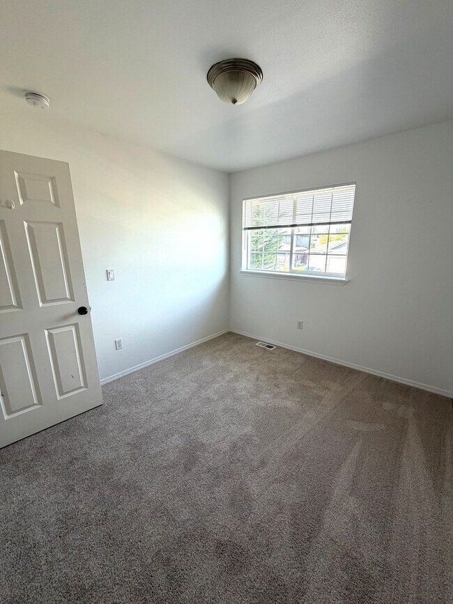 Building Photo - Large 4 bedroom 2.5 bathroom in Arlington