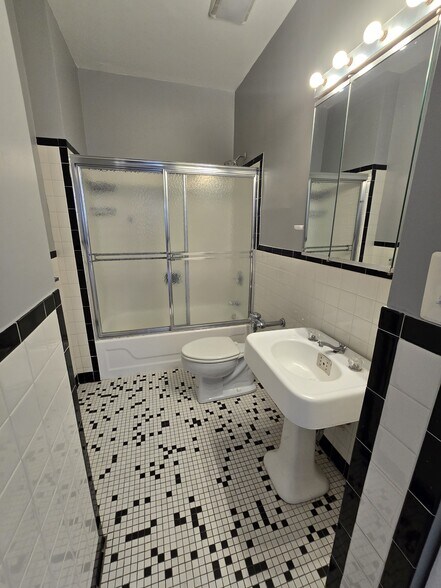 Building Photo - 1 E Chase St