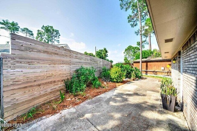 Building Photo - 350 Greenwood Cir